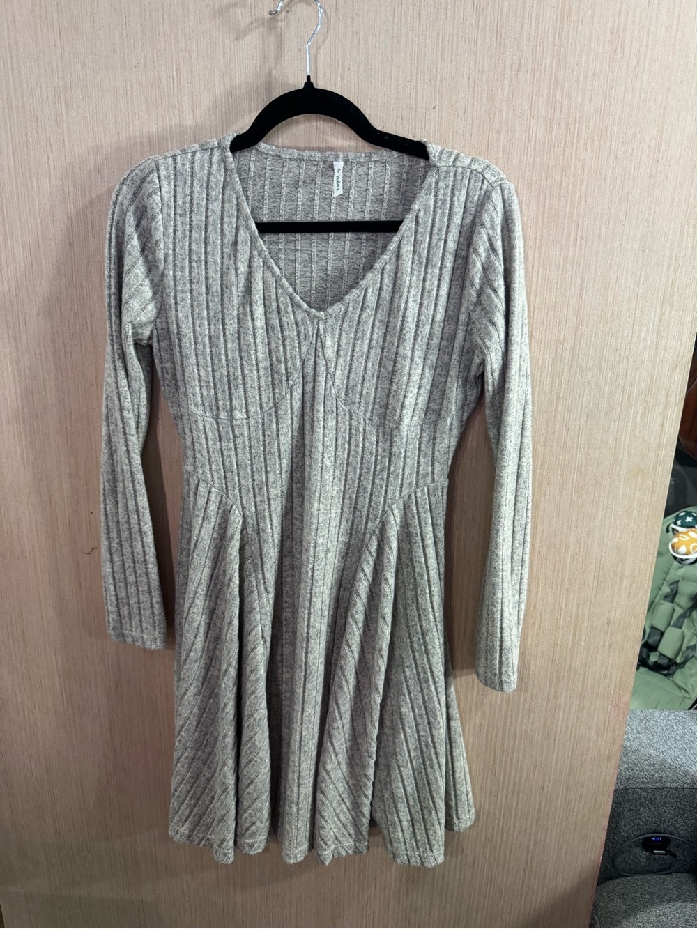 HALARA Ribbed V‑Neck Long Sleeve Fit and Flare Dress in Light Gray Size Medium
